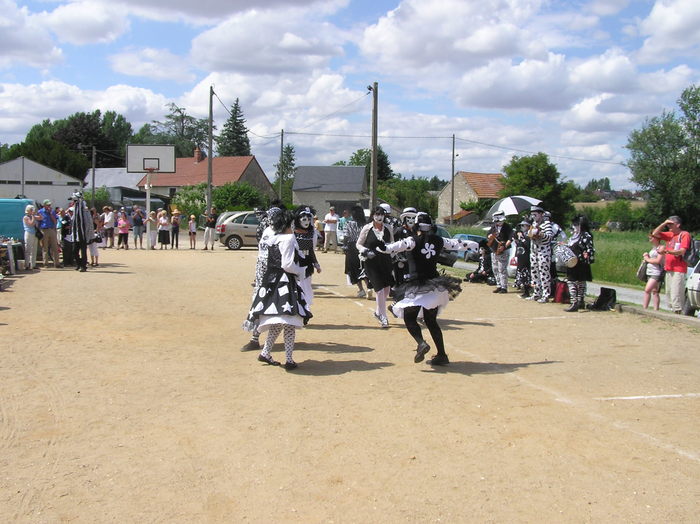 <p>The "antiques fair" turned out to be a boot sale. We got some free beer, which was welcome as the dancing area was hot and dusty.</p>
