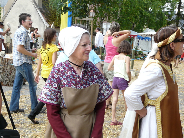<p>Laurette and Mireille at the Mediaeval Fair at Mehun-sur-Yèvre.</p>