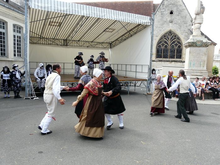 <p>At the mediaeval fair, accompanied by Pig Dyke musicians.</p>