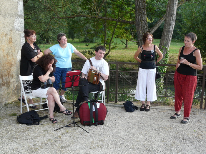 <p>Mary and Anahata have been trying out Notre Berry's music (and photographing the pages!), but at this point the dance music took a break for Philippa (right) to sing a traditional French song. Notre Berry members: Jacqueline in blue, Claudette 2nd from right, (Anne-Marie on left ?)</p>