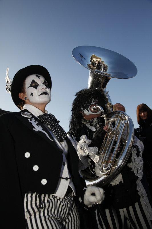 <p>Whittlesea Straw Bear 2012 in the Market Place
Philippa and Dave looking for stars...<br>
<i>Photo by David Muscroft</i></p>